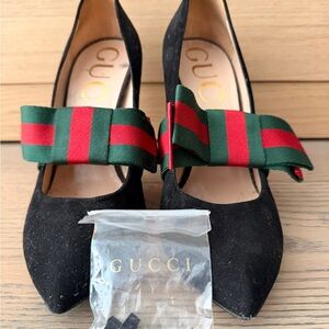 Gucci Women's Black Heels with Striped Bow